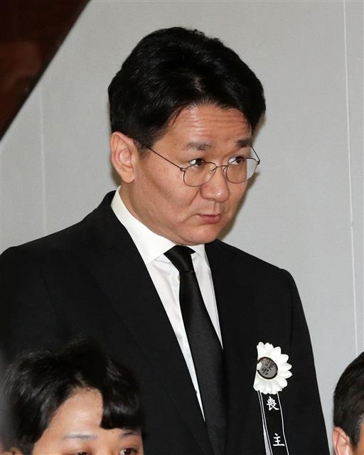 조원태 대한항공 사장이 13일 오후 서울 서대문구 신촌세브란스병원 장례식장에 마련된 고 조양호 한진그룹 회장의 장례식장에서 입관을 마친 후 빈소로 들어가고 있다. 2019.4.13 뉴스1