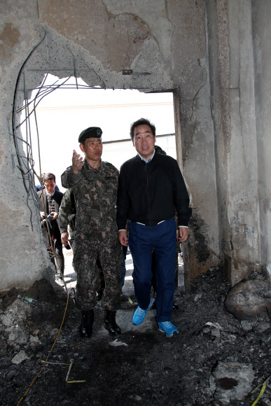 이낙연 국무총리가 13일 강원도 고성군의 산불 피해 현장을 찾아 복구 작업 중인 군 관계자와 이야기를 나누고 있다. 2019.4.13  연합뉴스