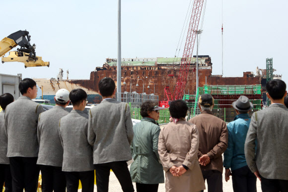 세월호 참사 5주기를 사흘 앞둔 13일 선체가 서 있는 전남 목포신항을 찾은 학생, 시민 추모객이 희생자를 기리고 있다. 2019.4.13  연합뉴스