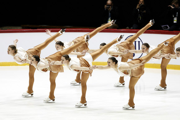 12일(현지시간) 핀란드 헬싱키에서 열린 ‘국제빙상연맹(ISU) 세계 싱크로나이즈드 스케이팅 선수권대회’중 핀란드 선수들이 쇼트 프로그램을 연기하고 있다. AP 연합뉴스