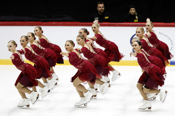 12일(현지시간) 핀란드 헬싱키에서 열린 ‘국제빙상연맹(ISU) 세계 싱크로나이즈드 스케이팅 선수권대회’중 핀란드 선수들이 쇼트 프로그램을 연기하고 있다. AP 연합뉴스