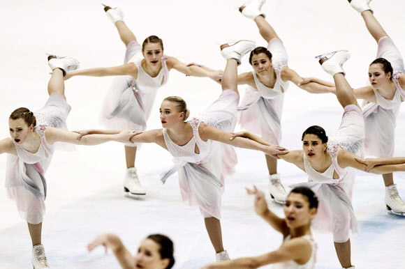 12일(현지시간) 핀란드 헬싱키에서 열린 ‘국제빙상연맹(ISU) 세계 싱크로나이즈드 스케이팅 선수권대회’중 러시아 선수들이 쇼트 프로그램을 연기하고 있다. AFP 연합뉴스
