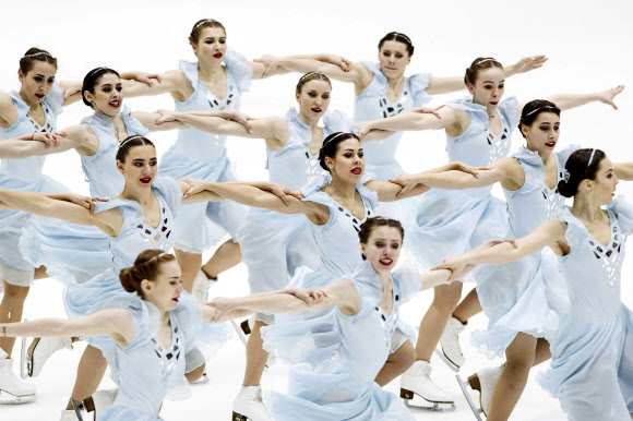 12일(현지시간) 핀란드 헬싱키에서 열린 ‘국제빙상연맹(ISU) 세계 싱크로나이즈드 스케이팅 선수권대회’중 러시아 선수들이 쇼트 프로그램을 연기하고 있다. AFP 연합뉴스