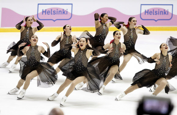 12일(현지시간) 핀란드 헬싱키에서 열린 ‘국제빙상연맹(ISU) 세계 싱크로나이즈드 스케이팅 선수권대회’중 미국 선수들이 쇼트 프로그램을 연기하고 있다. AP 연합뉴스