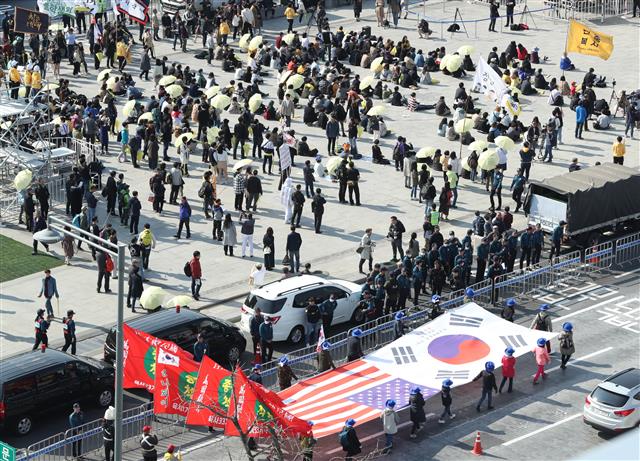 14일 오후 서울 광화문광장에서 세월호 참사 5주기 ‘잊지 않을게’ 대학생 대회와 박근혜 전 대통령 석방을 촉구하는 태극기 집회 행진이 진행되고 있다. 2019.4.13 뉴스1