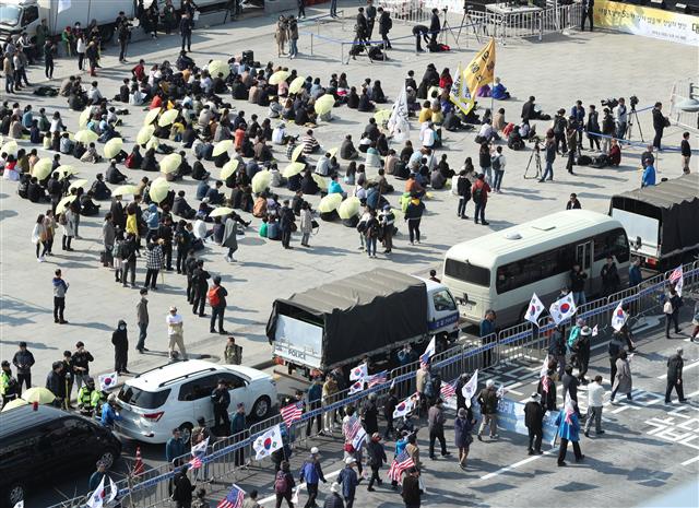 14일 오후 서울 광화문광장에서 세월호 참사 5주기 ‘잊지 않을게’ 대학생 대회와 박근혜 전 대통령 석방을 촉구하는 태극기 집회 행진이 진행되고 있다. 2019.4.13 뉴스1