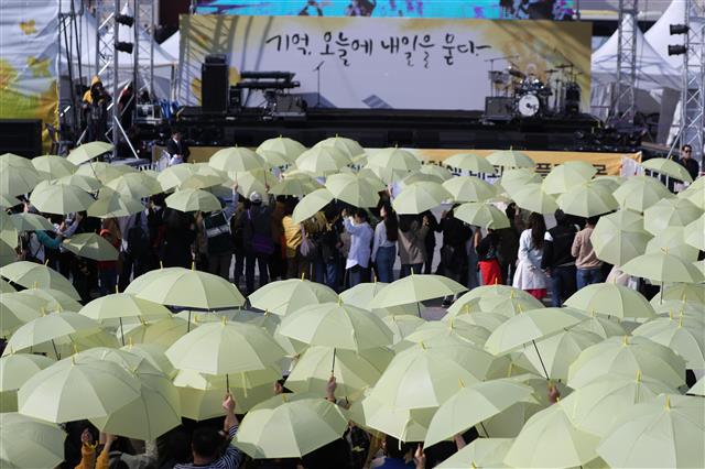 14일 오후 4시 16분에 서울 광화문광장에서 열린 세월호 참사 5주기 ‘잊지 않을게’ 대학생 대회에서 참가자들이 노란 우산으로 세월호 리본을 만드는 퍼포먼스를 하고 있다. 2019.4.13 뉴스1