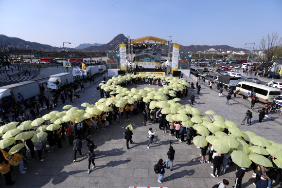 세월호 참사 5주기를 사흘 앞둔 13일 오후 서울 종로구 광화문 광장에서 노란 우산으로 세월호 리본을 형상화하는 플래시몹이 펼쳐지고 있다. 2019.4.13  연합뉴스
