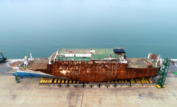 붉은 녹으로 뒤덮인 세월호