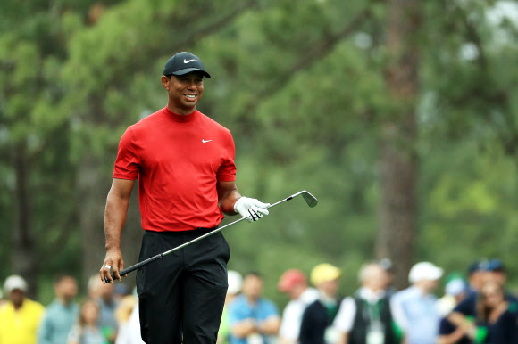 타이거 우즈가 14일(현지시간) 미국 조지아주 오거스타의 오거스타 내셔널 골프클럽에서 열린 미국프로골프(PGA) 투어 시즌 첫 번째 메이저대회 마스터스 최종 라운드 경기를 펼치고 있다. 우즈는 이날 합계 13언더파 275타로 우승을 차지했다. AFP 연합뉴스