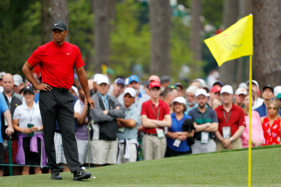 타이거 우즈가 14일(현지시간) 미국 조지아주 오거스타의 오거스타 내셔널 골프클럽에서 열린 미국프로골프(PGA) 투어 시즌 첫 번째 메이저대회 마스터스 최종 라운드 경기를 펼치고 있다. 우즈는 이날 합계 13언더파 275타로 우승을 차지했다. AFP 연합뉴스