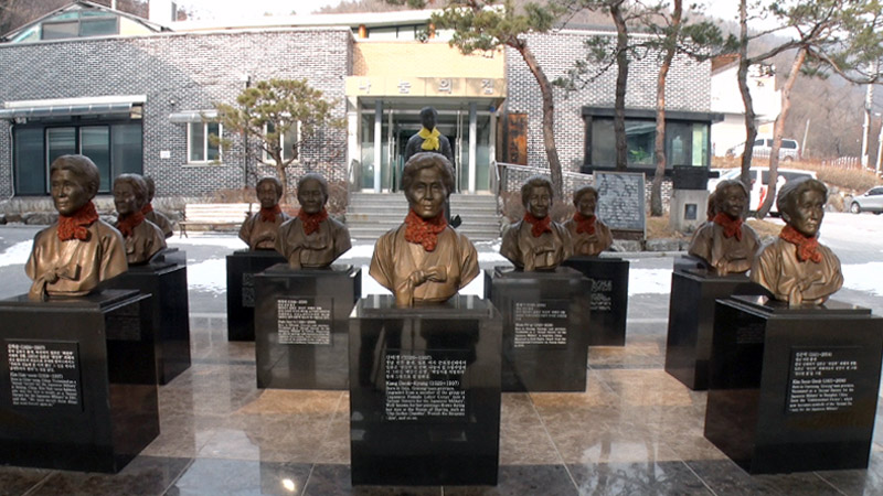 나눔의 집 생활관 앞에 설치된 고인이 된 일본군 성노예제 피해자 할머니들의 흉상.