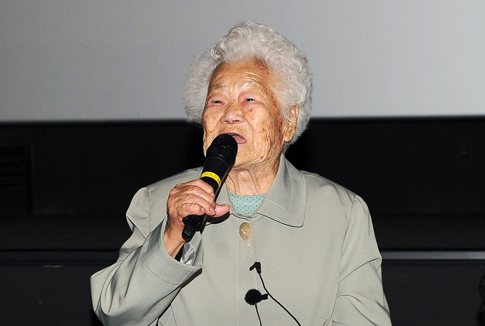 지난 6일 오후 서울 용산 CGV에서 열린 ‘에움길’ 시사회에 참석한 이옥선 할머니가 일제강점기 본인이 보고 또 겪은 참혹한 실상을 증언하고 있다.