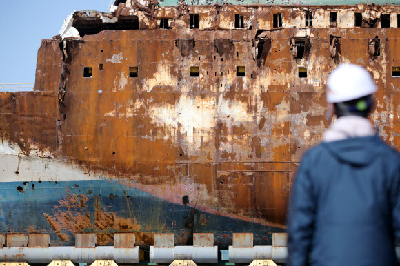 본래 색 드러난 녹쓴 세월호 좌현