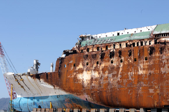 본래 색 드러난 녹쓴 세월호 좌현