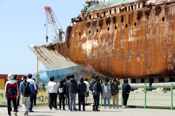 세월호 앞에서 숙연