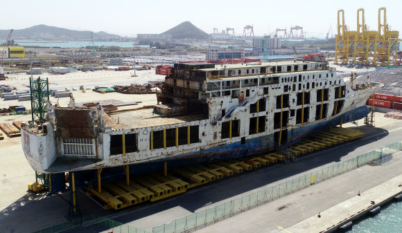 세월호는 일어섰지만…