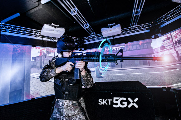 육사 생도가 VR 기반 정밀사격훈련 시뮬레이터로 전시 상황 사격훈련을 받고 있다. SK텔레콤 제공