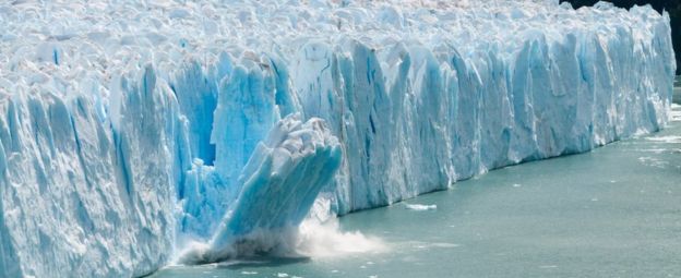 아르헨티나 파타고니아의 페리토 모레노 빙하에서 커다란 덩어리가 떨어져 나오고 있다. AFP 자료사진 