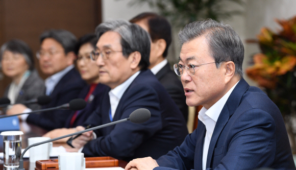 문재인 대통령이 15일 청와대 여민관에서 열린 수석비서관·보좌관 회의에서 모두 발언을 하고 있다.  도준석 기자 pado@seoul.co.kr