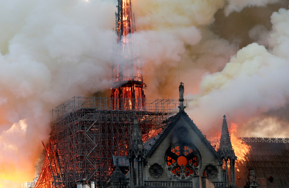 프랑스 파리의 상징으로 최대 관광명소의 하나인 노트르담 대성당이 15일(현지시간) 발생한 화재로 불길과 연기에 휩싸여 있다. 파리 로이터 연합뉴스