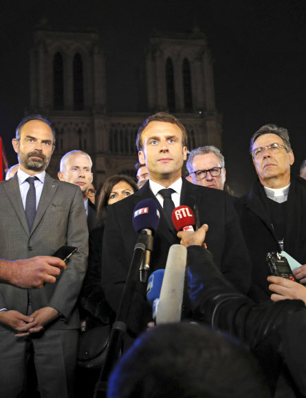 에마뉘엘 마크롱 프랑스 대통령이 15일 파리 노트르담 대성장 화재 현장에서 취재진의 질문에 답하고 있다. 파리 AP 연합뉴스