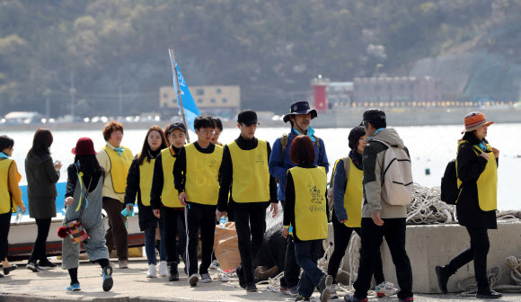 세월호 5주기인 16일 사고해역과 인접해 사고 수습 활동이 있었던 전라남도 진도군 팽목항 일대에서 추모객들이 ‘바람길 걷기’ 행사에 참여해 팽목항 주변을 걷고 있다. 2019.4.16  연합뉴스