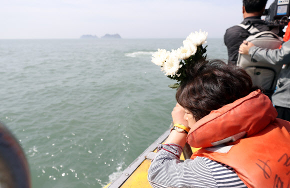 세월호 참사 5주기를 맞은 16일 단원고등학교 희생자 유가족이 전남 진도 맹골수도 인근 사고해역을 찾아 헌화하고 있다. 2019.4.16  연합뉴스