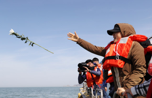 세월호 참사 5주기를 맞은 16일 단원고등학교 희생자 유가족이 전남 진도 맹골수도 인근 사고해역을 찾아 헌화하고 있다. 2019.4.16  연합뉴스
