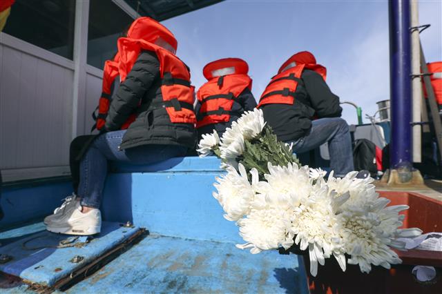 세월호 참사 5주기인 16일 오전 전남 진도군 서망항 앞 해역에서 단원고 유가족들이 배를 타고 사고해역으로 가고 있다. 유가족들은 세월호 침몰 시간인 오전 10시30분에 사고해역에서 헌화를 할 예정이다. 2019.4.16 뉴스1