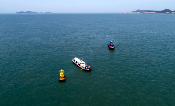 세월호 참사 5주기를 맞은 16일 단원고등학교 희생자 유가족이 전남 진도 맹골수도 인근 사고해역을 찾아 헌화하고 있다. 2019.4.16  연합뉴스