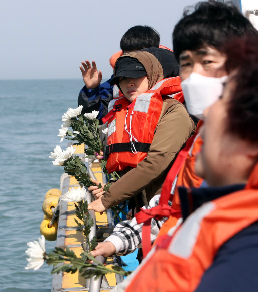 세월호 참사 5주기를 맞은 16일 단원고등학교 희생자 유가족이 전남 진도 맹골수도 인근 사고해역을 찾아 헌화하고 있다. 2019.4.16  연합뉴스