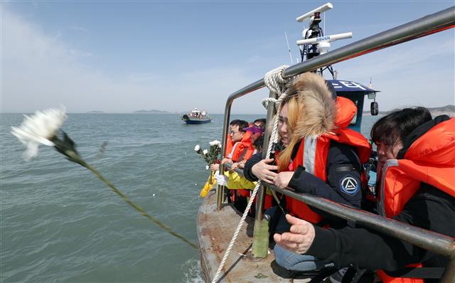 세월호 참사 5주기인 16일 오전 전남 진도군 동거차도 앞 세월호 침몰 해역에서 단원고 유가족들이 헌화하고 있다. 2019.4.16 뉴스1