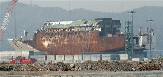 세월호 참사 5주기인 16일 전남 목포신항에 세월호가 정박해 있다. 지난 2014년 4월 16일 제주도로 수학여행을 가던 경기 안산 단원고 학생 등 476명을 태운 세월호는 진도 앞바다에서 침몰했고, 304명(미수습자 5명 포함)의 안타까운 목숨이 희생됐다. 2019.4.16 뉴스1
