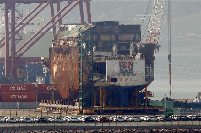 세월호 참사 5주기인 16일 전남 목포신항에 세월호가 정박해 있다. 지난 2014년 4월 16일 제주도로 수학여행을 가던 경기 안산 단원고 학생 등 476명을 태운 세월호는 진도 앞바다에서 침몰했고, 304명(미수습자 5명 포함)의 안타까운 목숨이 희생됐다. 2019.4.16 뉴스1