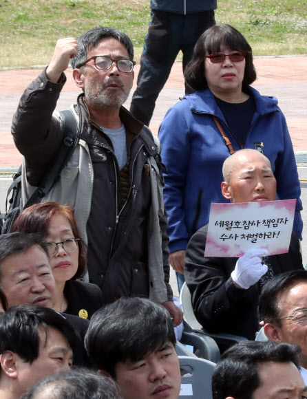16일 오전 인천시 부평구 인천가족공원 세월호일반인희생자추모관 앞에서 열린 ‘세월호 참사 일반인 희생자 5주기 추모식’에서 한 시민단체가 추모식에서 헌화하는 황교안 자유한국당 대표를 향해 세월호 참사 책임자 수사 처벌을 촉구하는 구호를 외치고 있다. 2019.4.16  연합뉴스