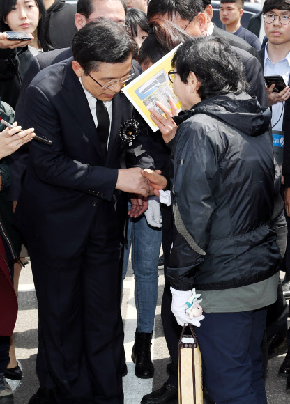 황교안 자유한국당 대표가 16일 오전 인천시 부평구 인천가족공원 세월호일반인희생자추모관 앞에서 열린 ‘세월호 참사 일반인 희생자 5주기 추모식’에서 참석자들과 인사하고 있다. 2019.4.16  연합뉴스