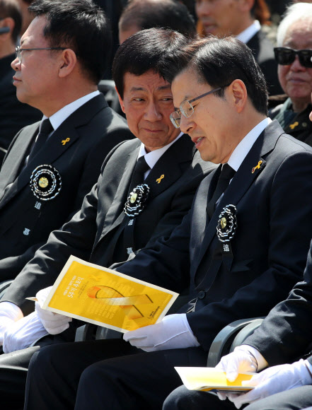 자유한국당 황교안 대표(오른쪽)와 진영 행정안전부 장관이 16일 오전 인천시 부평구 인천가족공원 내 세월호 일반인 희생자 추모관 앞에서 열린 5주기 추모식에서 대화하고 있다. 2019.4.16  연합뉴스