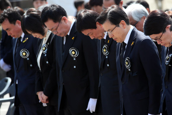 정의당 이정미 대표(앞줄 왼쪽 두번째부터), 박남춘 인천시장, 진영 행정안전부 장관, 자유한국당 황교안 대표가 16일 오전 인천시 부평구 인천가족공원 내 세월호 일반인 희생자 추모관 앞에서 열린 5주기 추모식에서 묵념하고 있다. 2019.4.16  연합뉴스