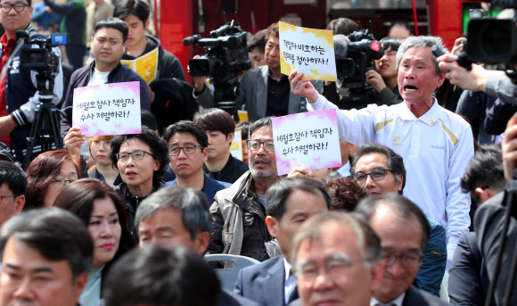 16일 오전 인천시 부평구 인천가족공원 내 세월호 일반인 희생자 추모관 앞에서 열린 5주기 추모식에서 인천시민사회단체 회원들이 자유한국당 황교안 대표가 추모사를 위해 무대에 오르자 항의 구호를 외치고 있다. 2019.4.16  연합뉴스