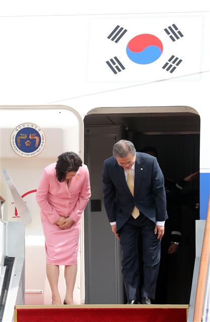 문재인 대통령과 부인 김정숙 여사가 16일 오후 경기 성남시 서울공항에서 투르크메니스탄으로 출국하며 환송객들에게 인사하고 있다.  문 대통령은 취임 후 처음으로 중앙아시아 3개국(투르크메니스탄, 우즈베키스탄, 카자흐스탄)을 7박 8일 일정으로 방문, 신북방정책을 바탕으로 한 경제 협력 방안을 논의할 예정이다. 2019.4.16 뉴스1