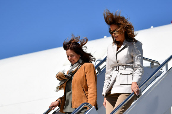 도널드 트럼프 미국 대통령의 부인 멜라니아 여사(오른쪽)와 마이크 펜스 부통령의 부인 카렌 여사가 15일(현지시간)  미국 노스캐롤라이나주 포트 브랙에 도착해 전용기에서 내려오고 있다. AFP 연합뉴스