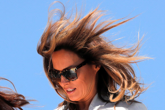 도널드 트럼프 미국 대통령의 부인 멜라니아 여사가 15일(현지시간)  미국 노스캐롤라이나주 포트 브랙에 도착해 전용기에서 내려오고 있다. 로이터 연합뉴스