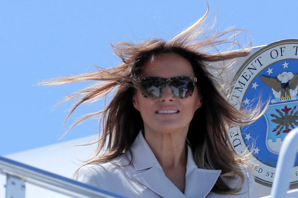 도널드 트럼프 미국 대통령의 부인 멜라니아 여사가 15일(현지시간)  미국 노스캐롤라이나주 포트 브랙에 도착해 전용기에서 내려오고 있다. 로이터 연합뉴스