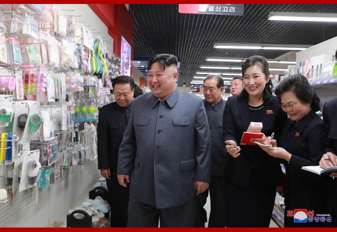 김정은 북한 국무위원장이 평양 대성백화점을 둘러보고 있다.
