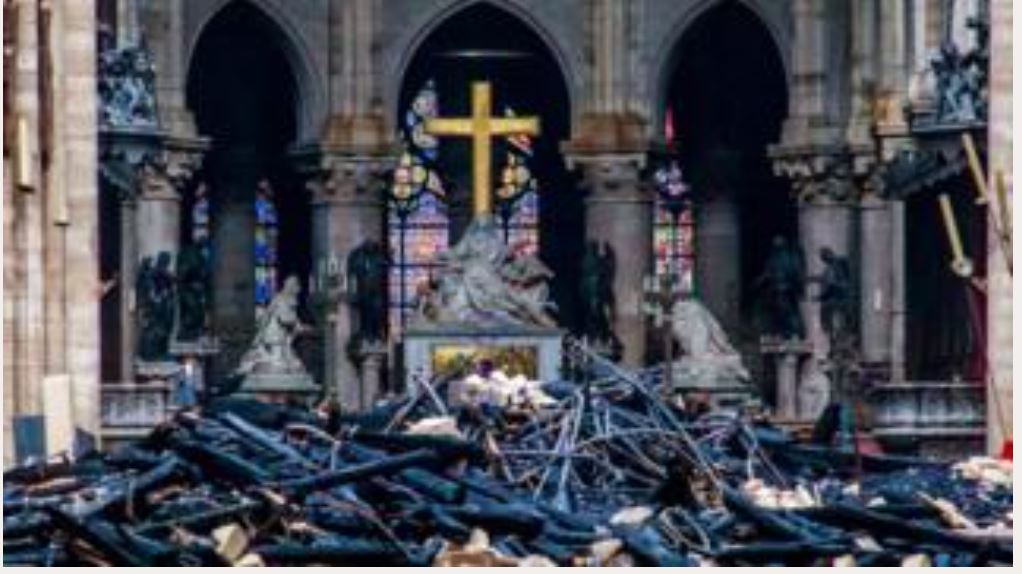 파리 노트르담 대성당 안쪽 모습이다. 지붕에 있던 구조물 등이 불에 타 바닥에 쌓여 있지만 십자가와 동상 등 걱정했던 것보다 안쪽 상황은 그렇게 나쁘지 않아 보인다. BBC 홈페이지 캡처