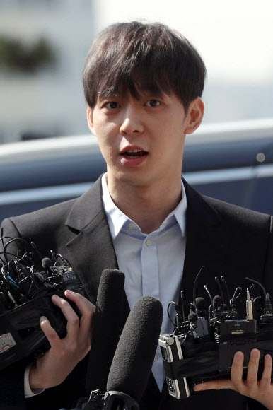 질문에 답하는 박유천