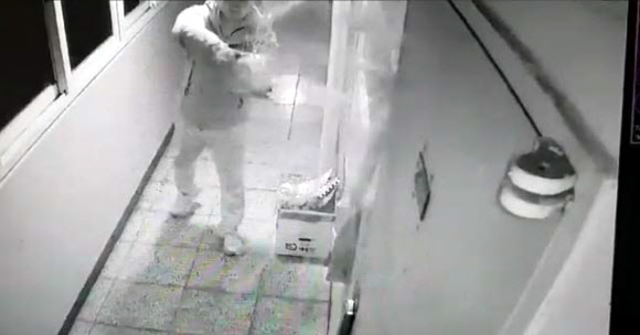 진주아파트 방화범, 과거 위층에 오물 투척