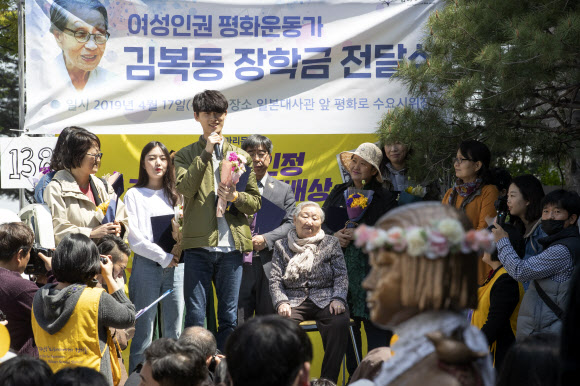 소감 밝히는 김복동 장학생