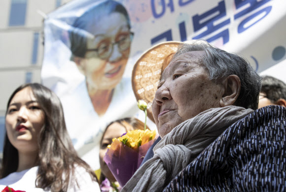 김복동 장학금 전달식 참석한 길원옥 할머니